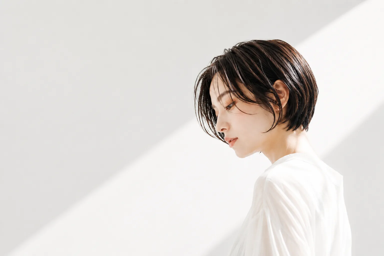 自然光のなかで佇む fiica のヘアスタイル